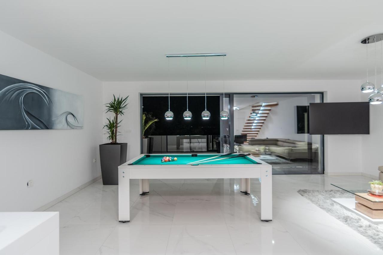Villa The Boat With Rooftop Pool マトゥリ エクステリア 写真